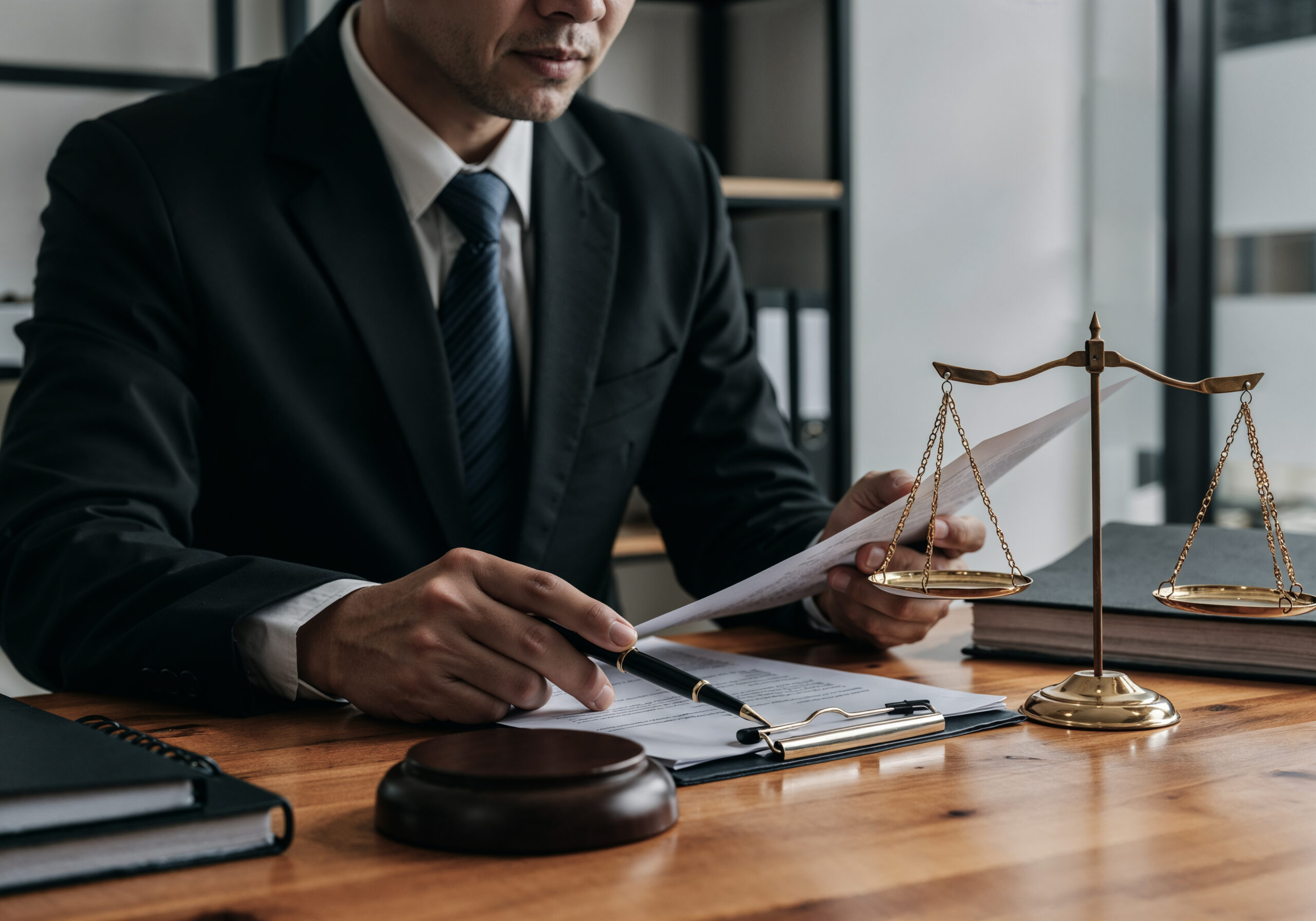 How to Choose the Right Law Firm in UAE